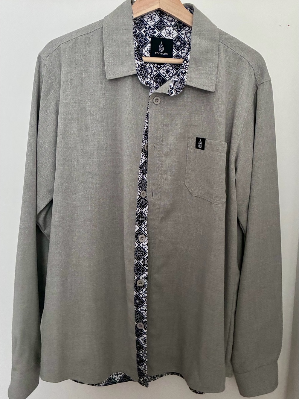 Threyda Long-Sleeve Mens Button-Down Shirt Grey large NWOT